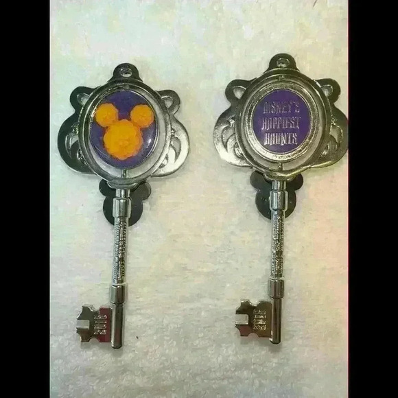 Disneyland 2018 Happiest Haunts Tour Key Pins, Set of 2, w/ 2 Name Tag Pins RARE - Picture 2 of 6
